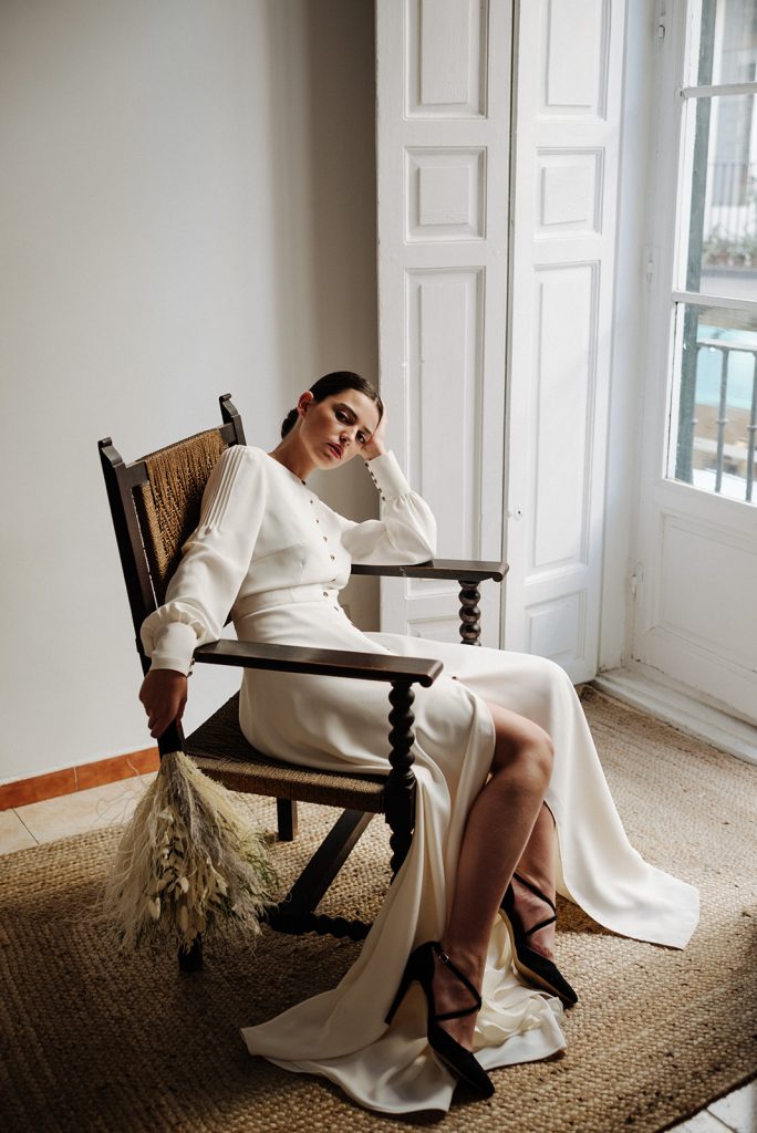 Noir et Blanc: el sofisticado negro. Vestido cerrado para novias