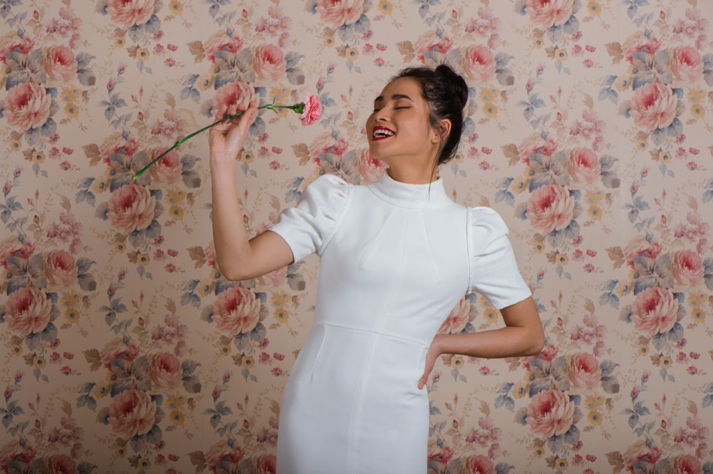 Vestido corto para novias mangas de rafia