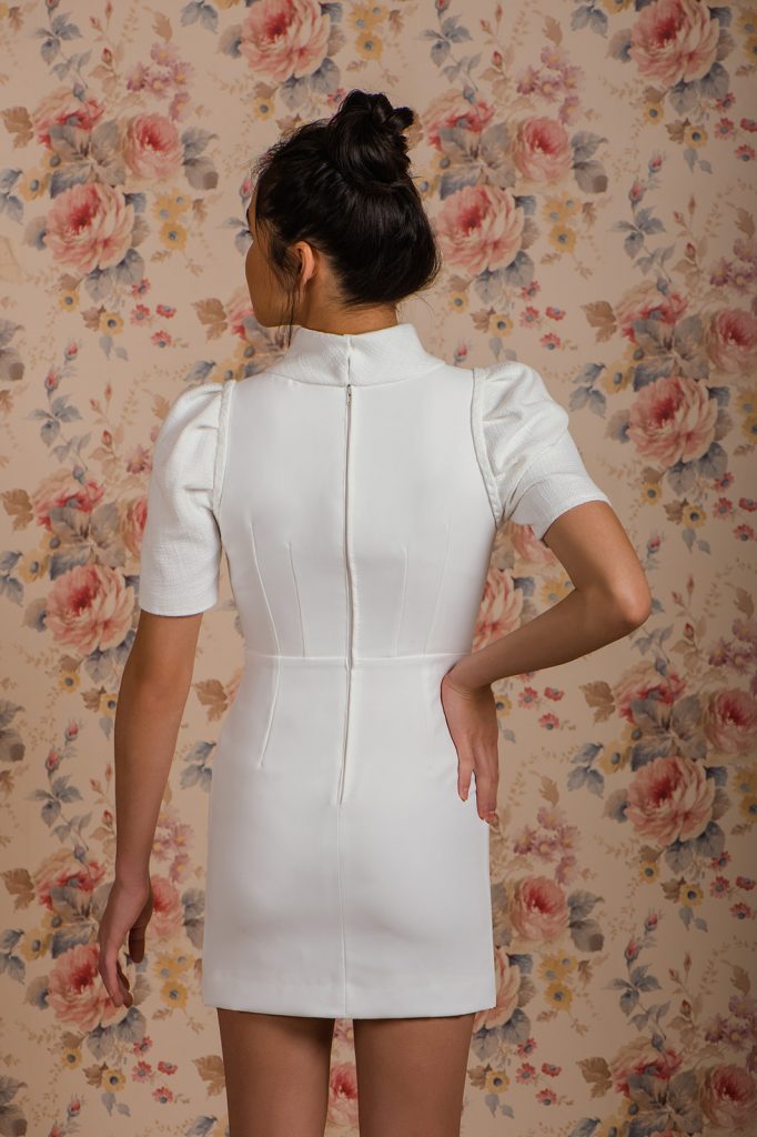 Vestido corto con mangas para novia
