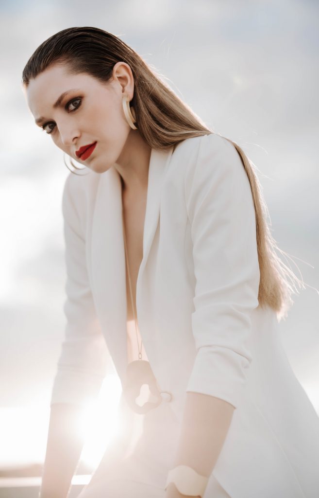 novia con blazer