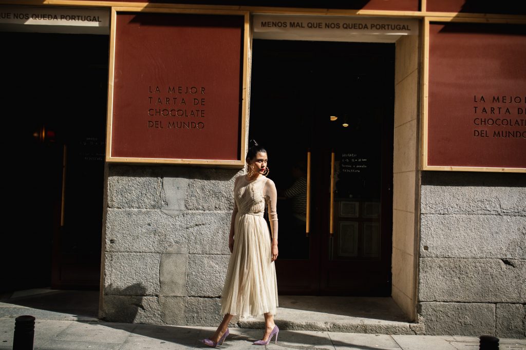 vestido de novia dorado drapeado