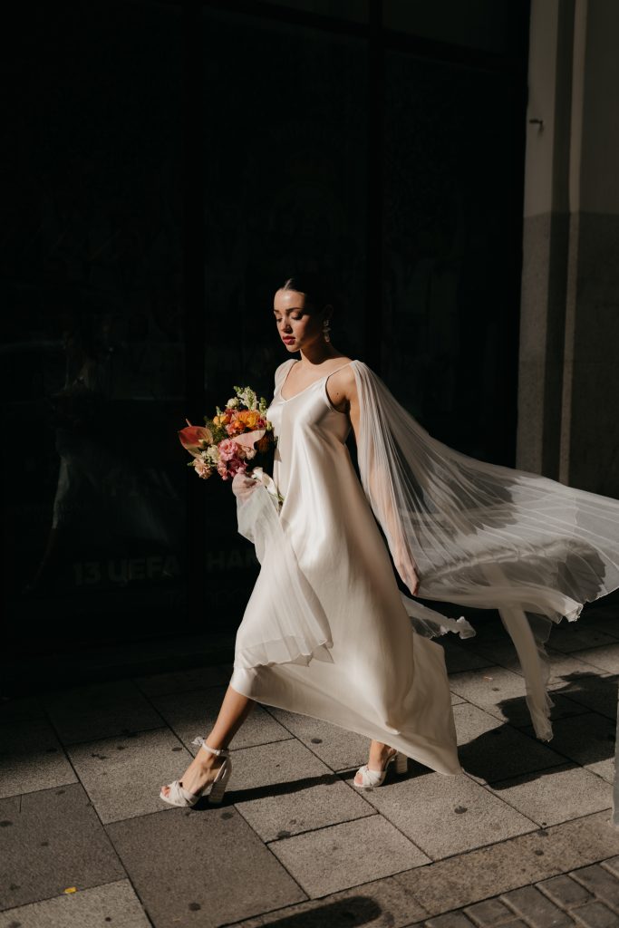 vestido tirantes con capa novia