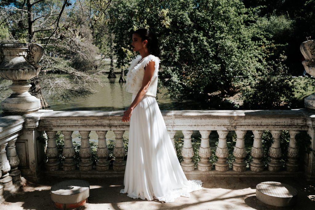 Vestido plumas y bordado para novias