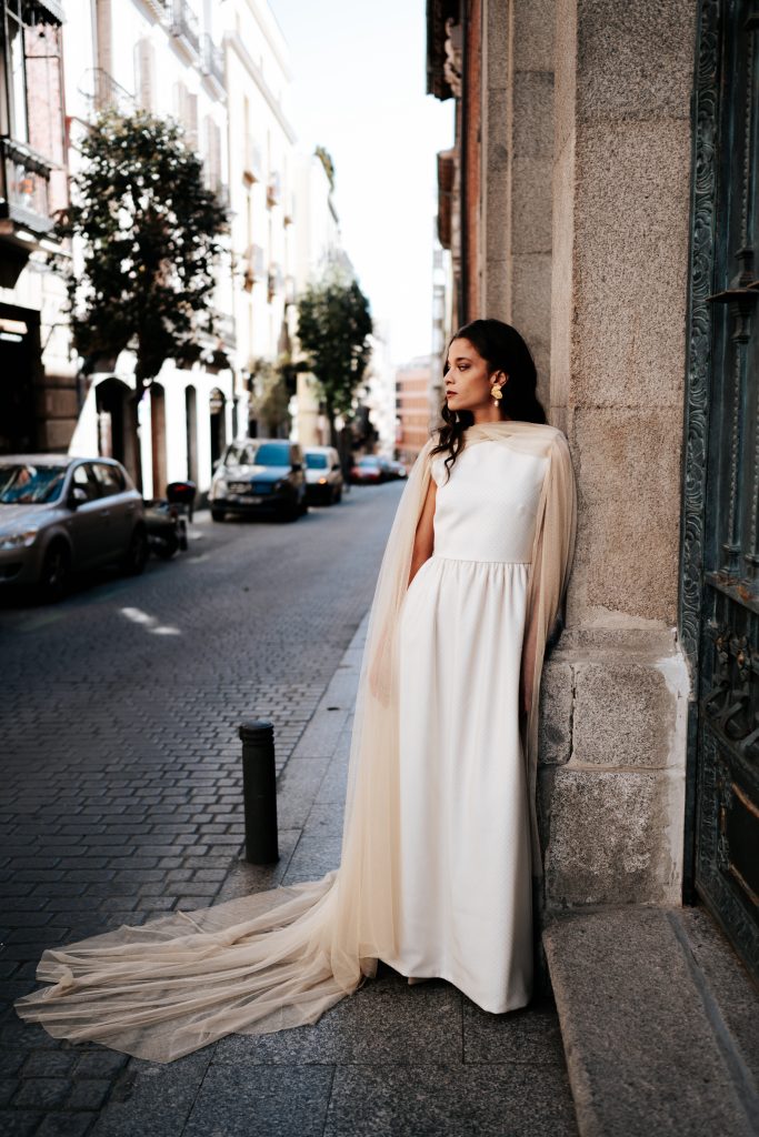 vestido capa novia dorado