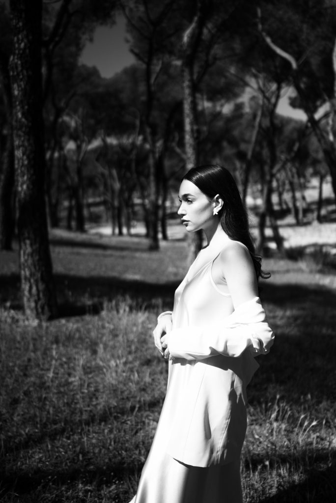 vestido lencero y blazer de novia