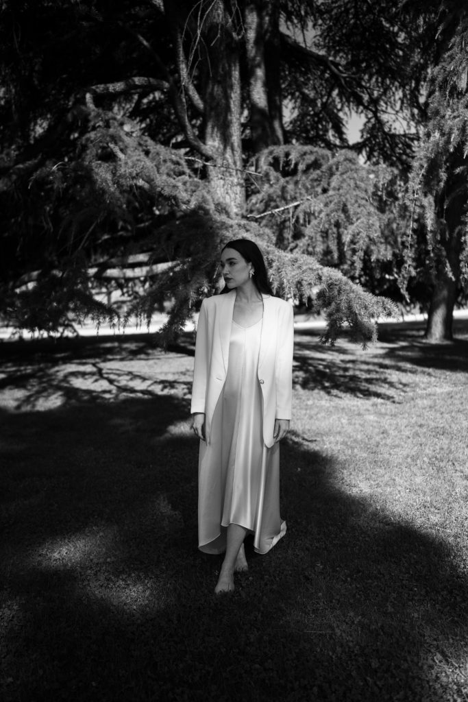 vestido lencero y blazer novia