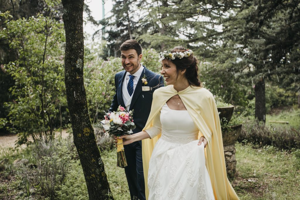 capa amarilla novia