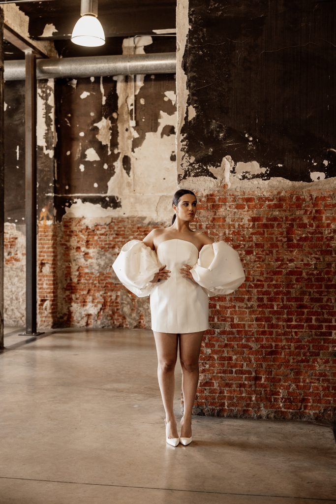 vestido mini y mangas globo novias