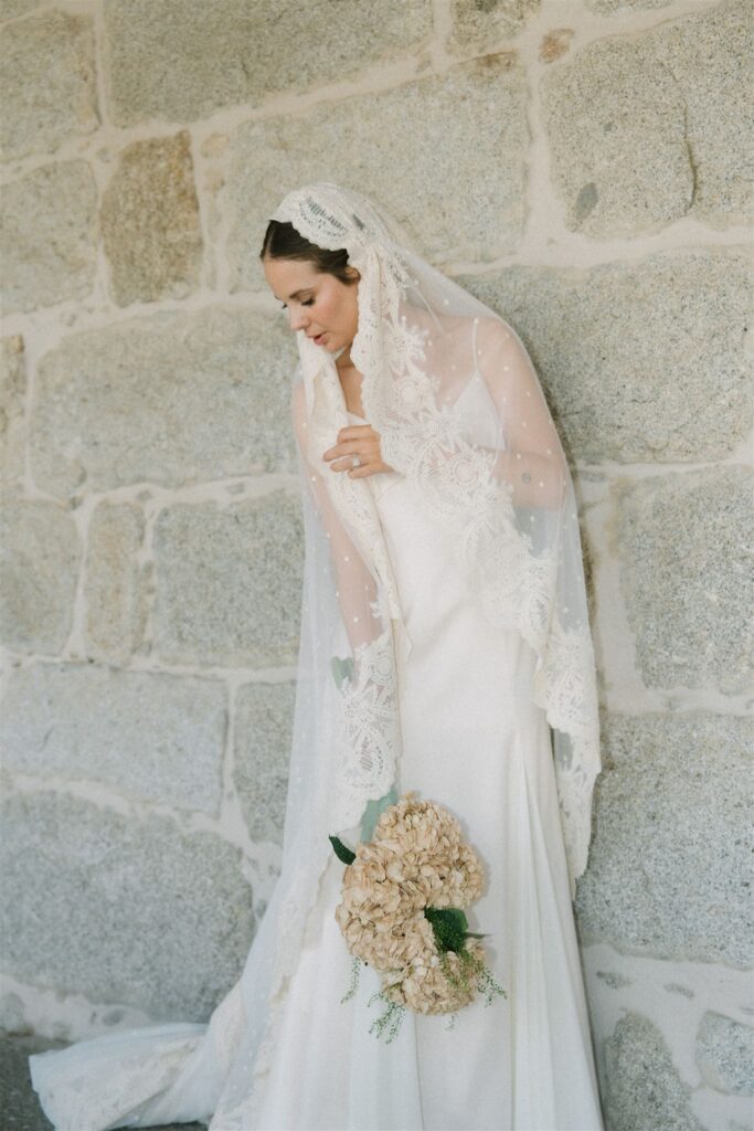 Vik novia lamaryé con mantilla velo